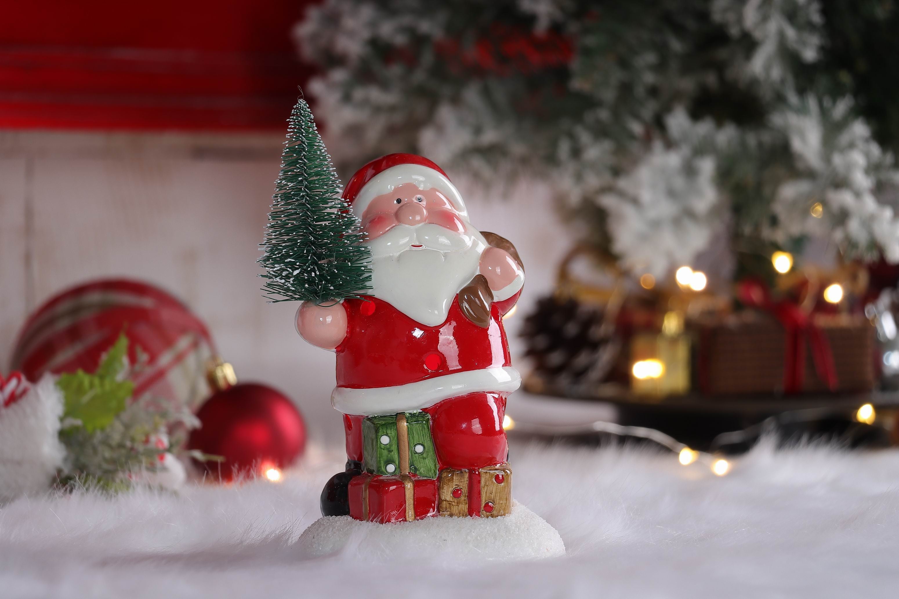 3.75 X 3 X 6"H SANTA HOLDING TREE DECOR