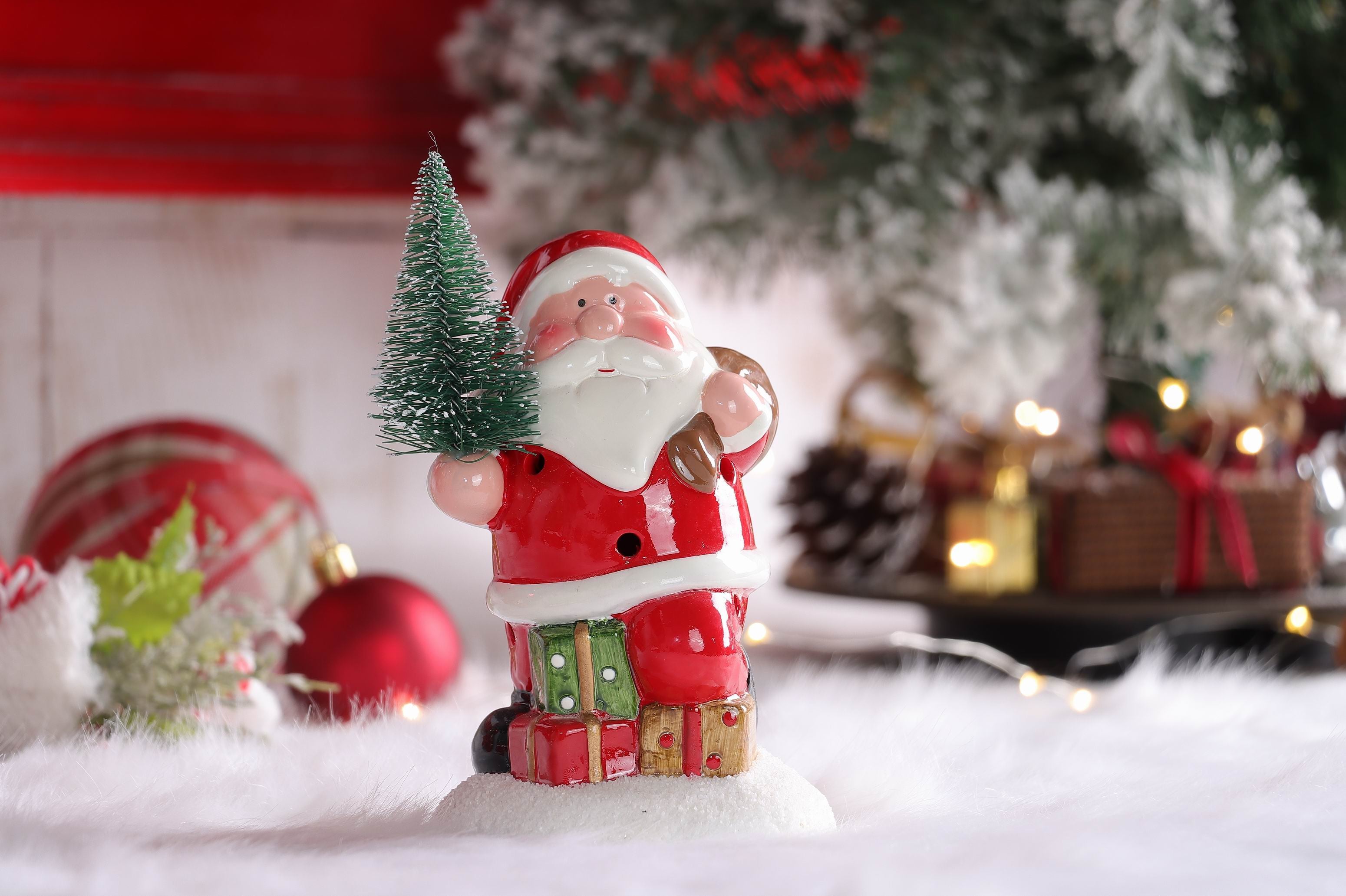 3.75 X 3 X 6"H SANTA HOLDING TREE DECOR